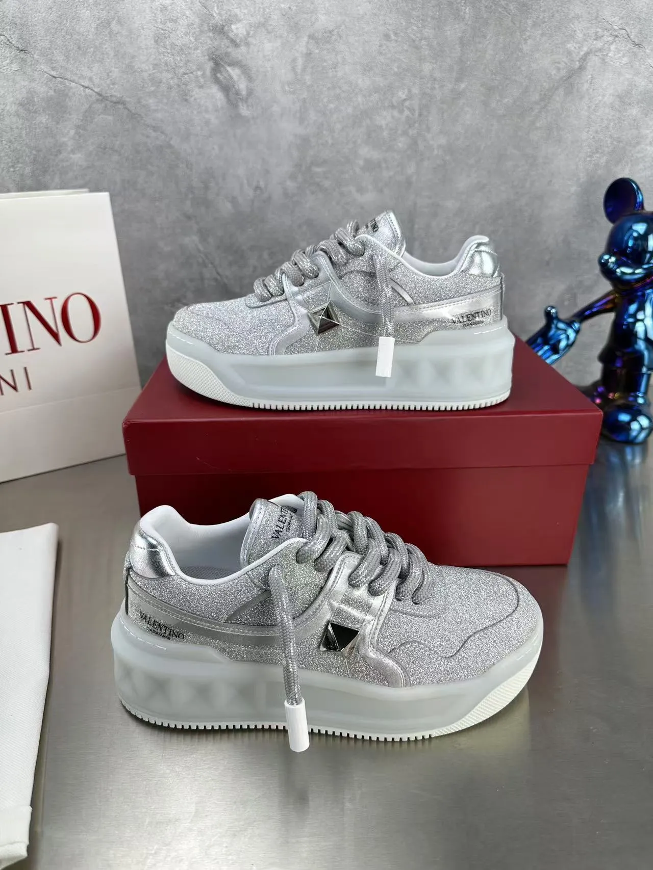 👟👟Ex-factory price 640👟👟 🔺Valentino🔺Valentino new casual shoes 2023 latest model hot style for catwalk couples, thick shoelaces, the same style as Elsa Hosk, Zhang Yixing, Guan Xiaotong and many other stars 🔥 Top version + lasting process, full oil edge on the upper. Fabric: Customized cowhide + cowhide lining with breathable mesh. Outsole: original molded TPU thickened outsole. Size for women is 35-40. Men’s size is 39-45.
